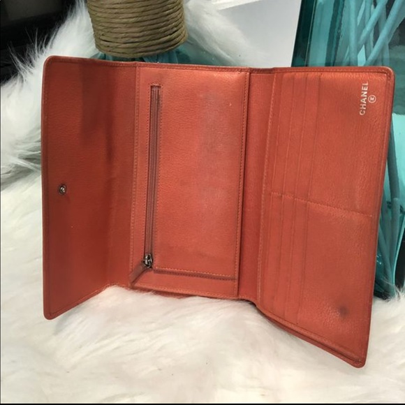 Beautiful authentic Chanel wallet on a chain - Picture 2 of 4